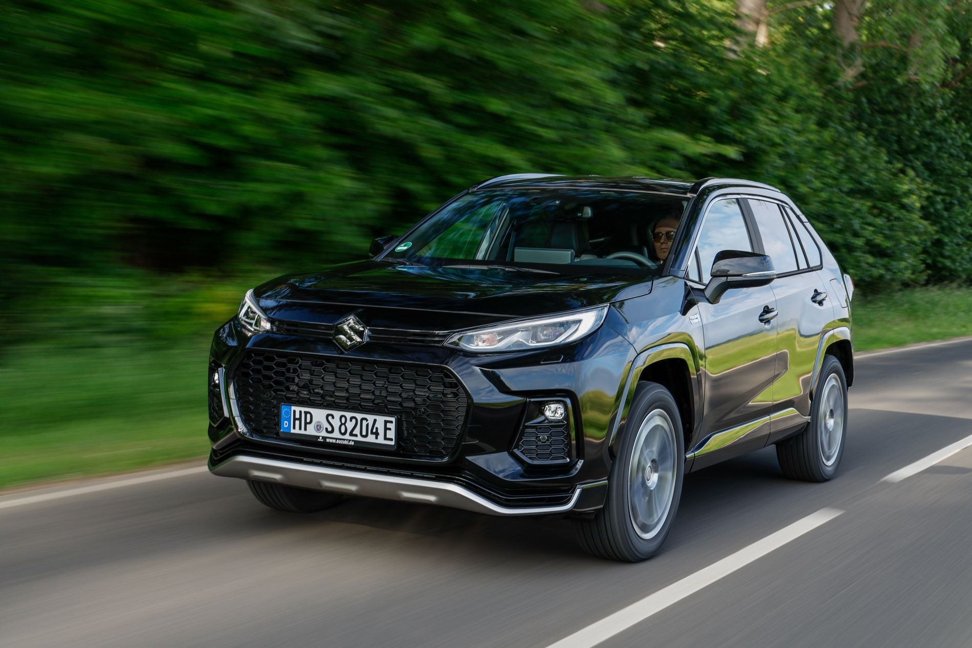 Vista trasera del Suzuki Across mostrando su diseño moderno.