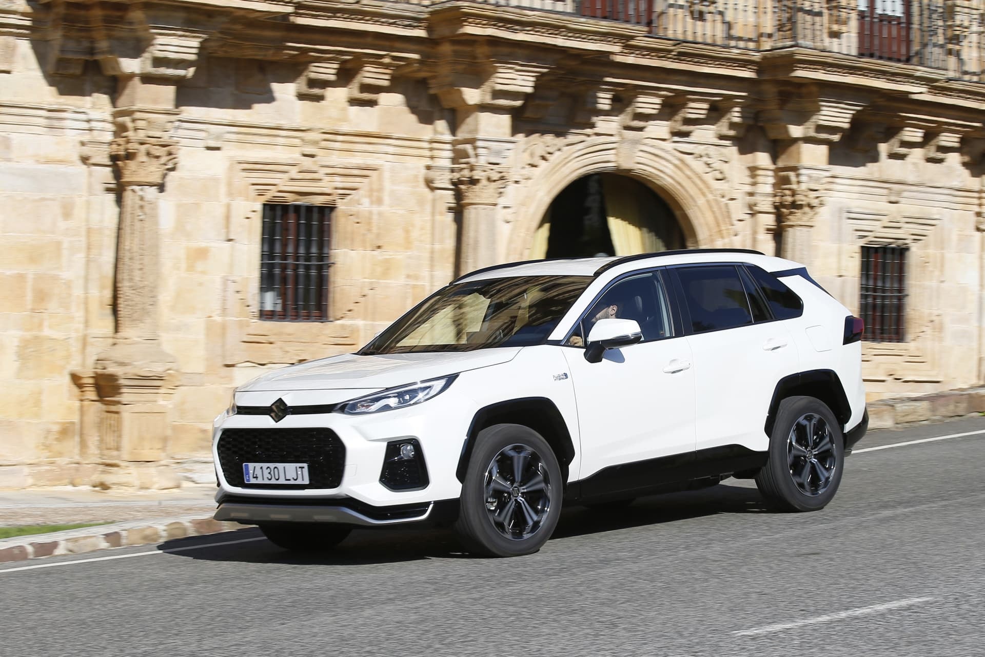 Suzuki Across híbrido navegando por entornos urbanos, mostrando su versatilidad.