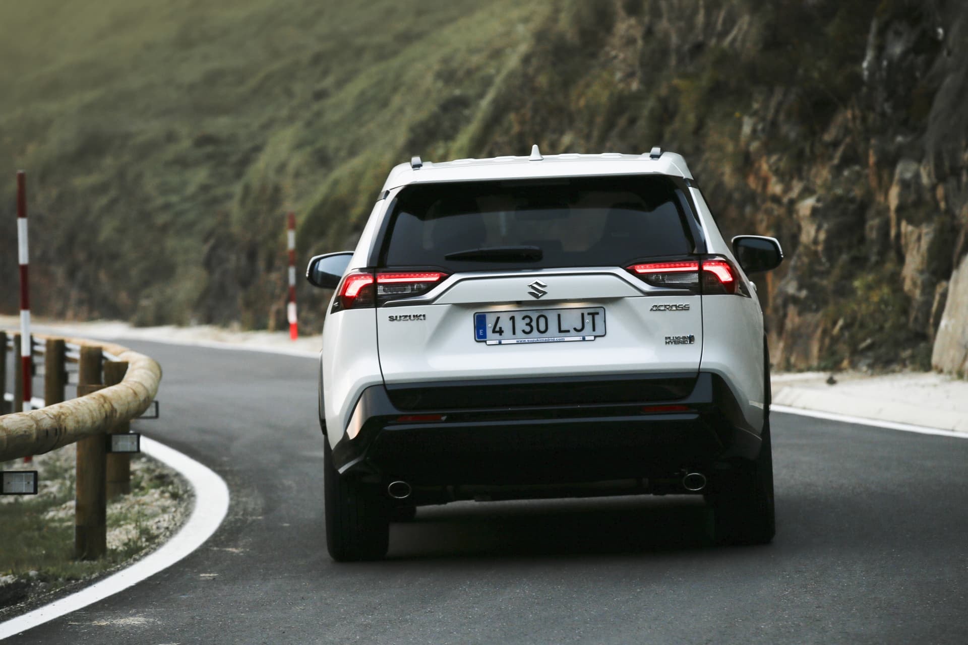 Vista trasera del Suzuki Across híbrido en carretera