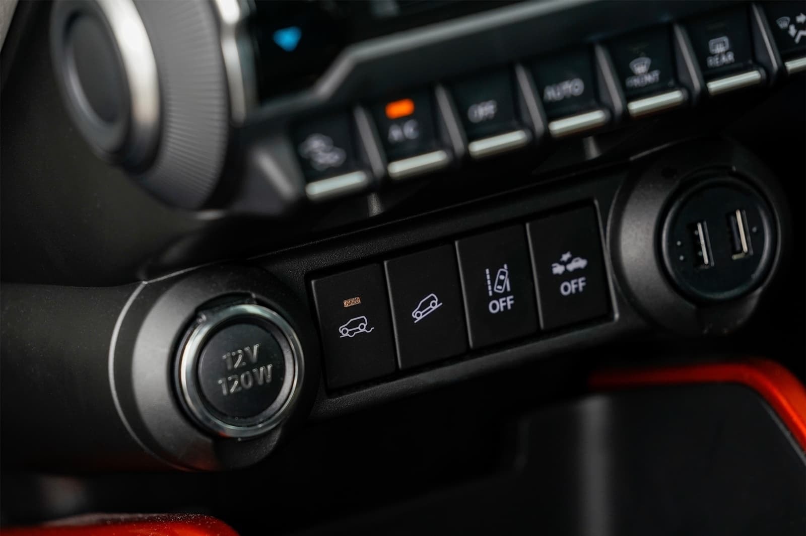 Controles de tracción del Suzuki Ignis, con enfoque en la ergonomía.