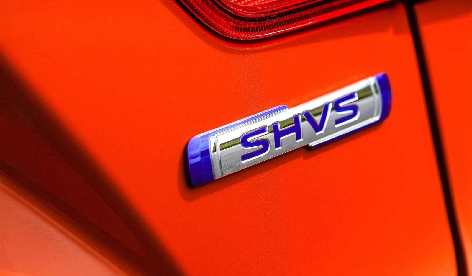 Primer plano del emblema SHVS, que indica un sistema híbrido.