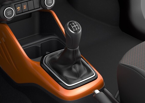 Primer plano de la palanca de cambios del Suzuki Ignis. Primer plano de la palanca de cambios del Suzuki Ignis.
