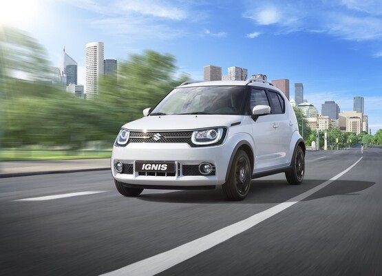 Suzuki Ignis circulando en entorno urbano, vista frontal dinámica. Suzuki Ignis circulando en entorno urbano, vista frontal dinámica.