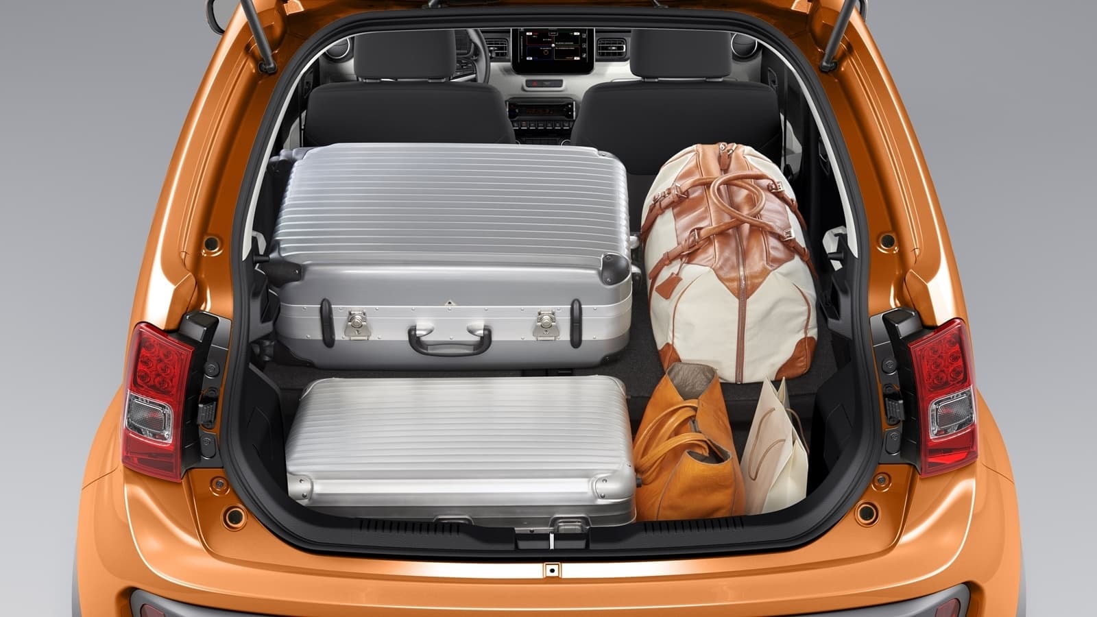 Espacioso maletero del Suzuki Ignis demostrando su capacidad de carga.