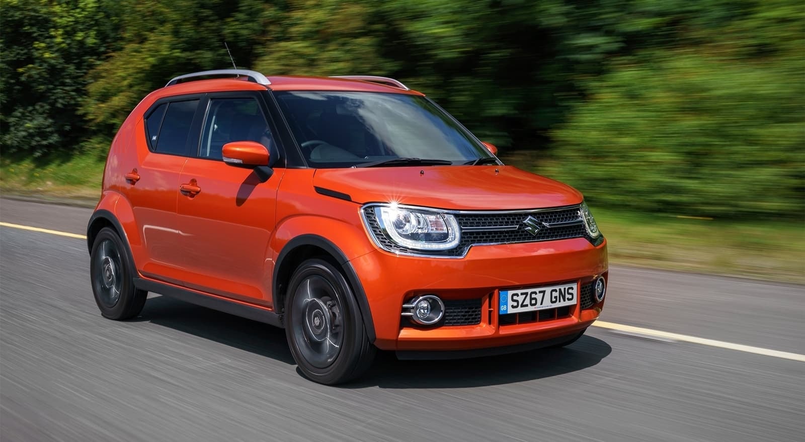 Suzuki Ignis capturado en movimiento, destacando su agilidad.