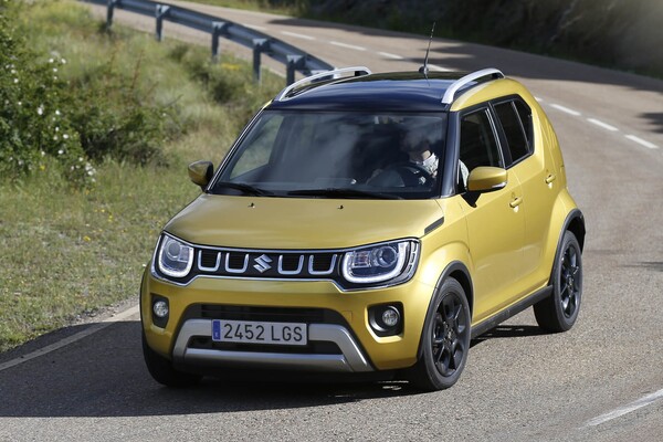 Vista dinámica del Suzuki Ignis mostrando su perfil en carretera.