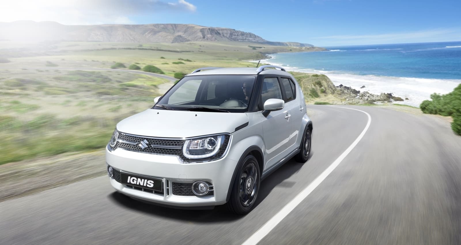 Vista frontal elevada del Suzuki Ignis, destacando diseño de techo.