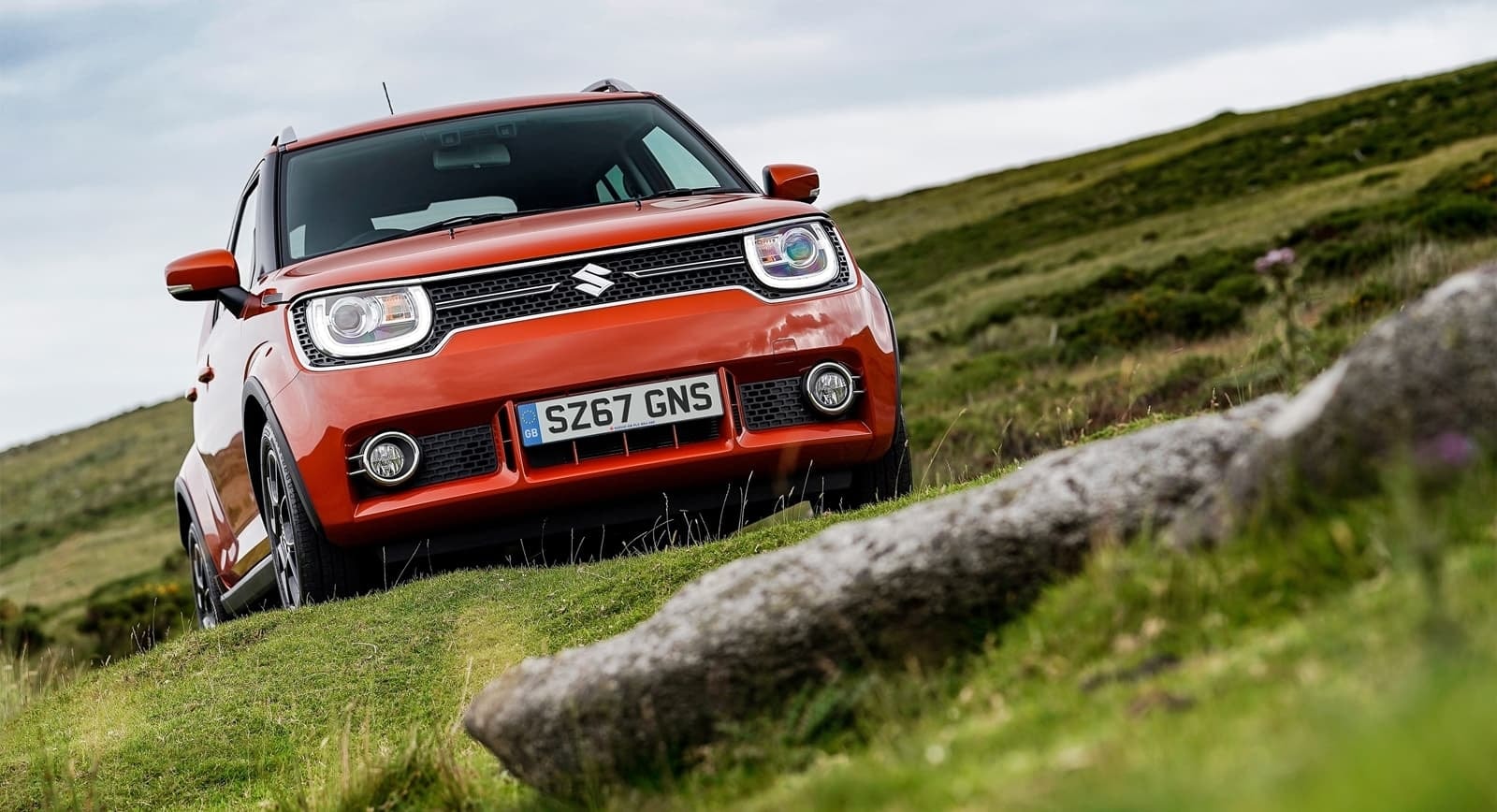 Vista frontal del Suzuki Ignis en un entorno natural.