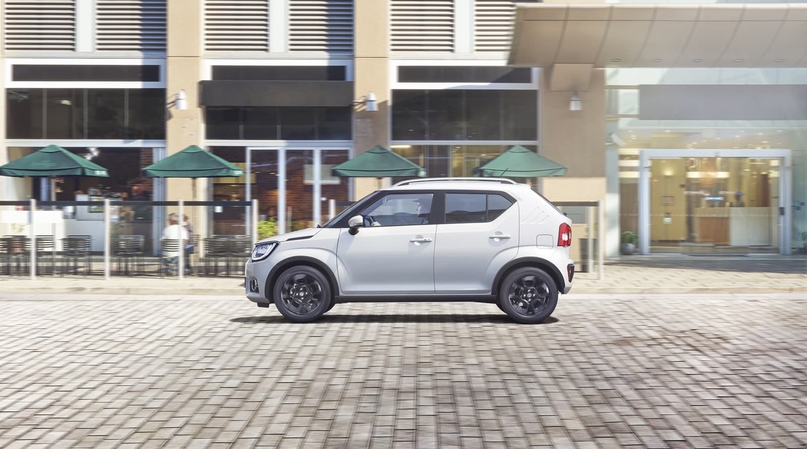 El Suzuki Ignis estacionado en entorno urbano, vista lateral.