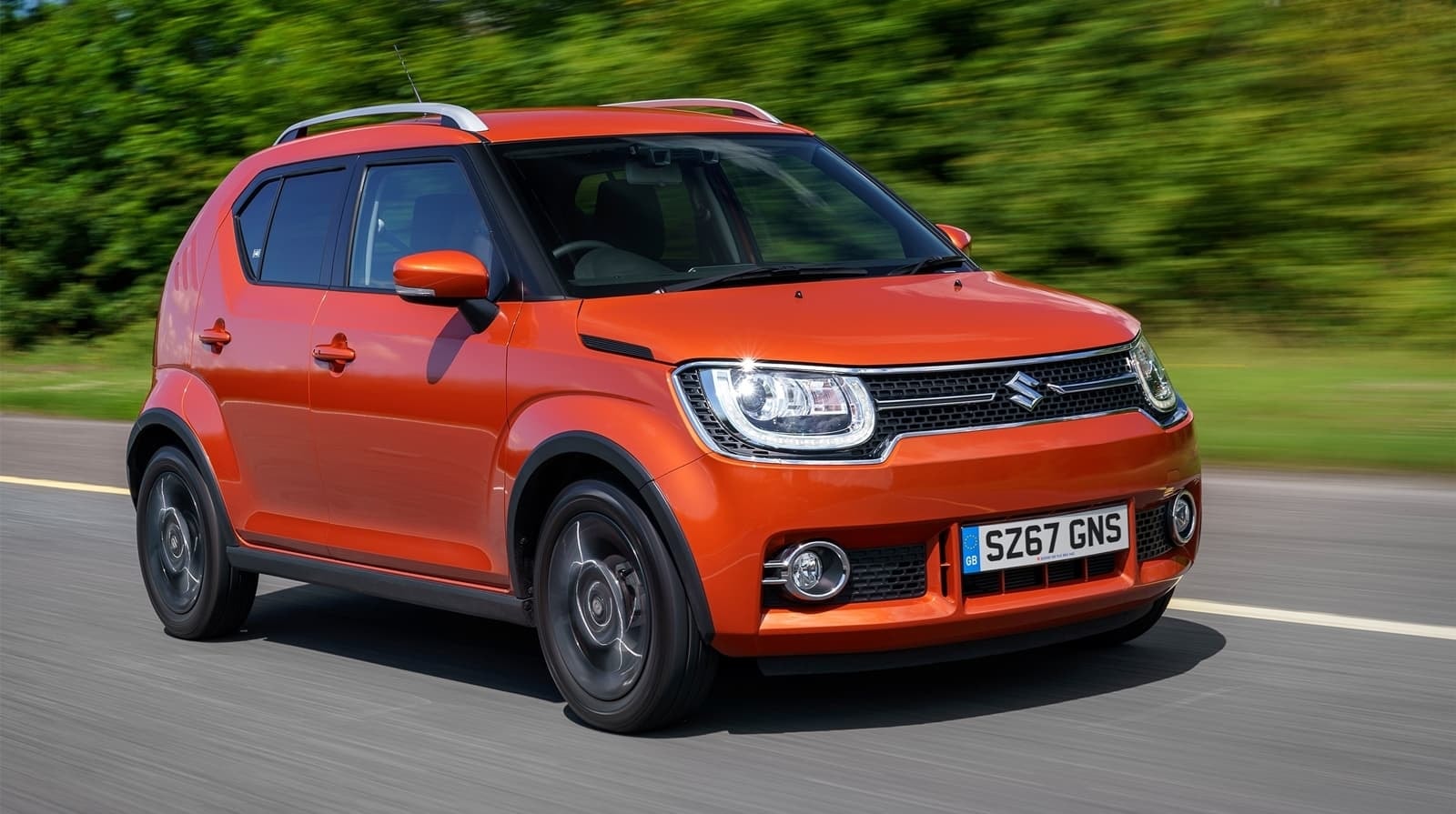 Vista dinámica del Suzuki Ignis en carretera.