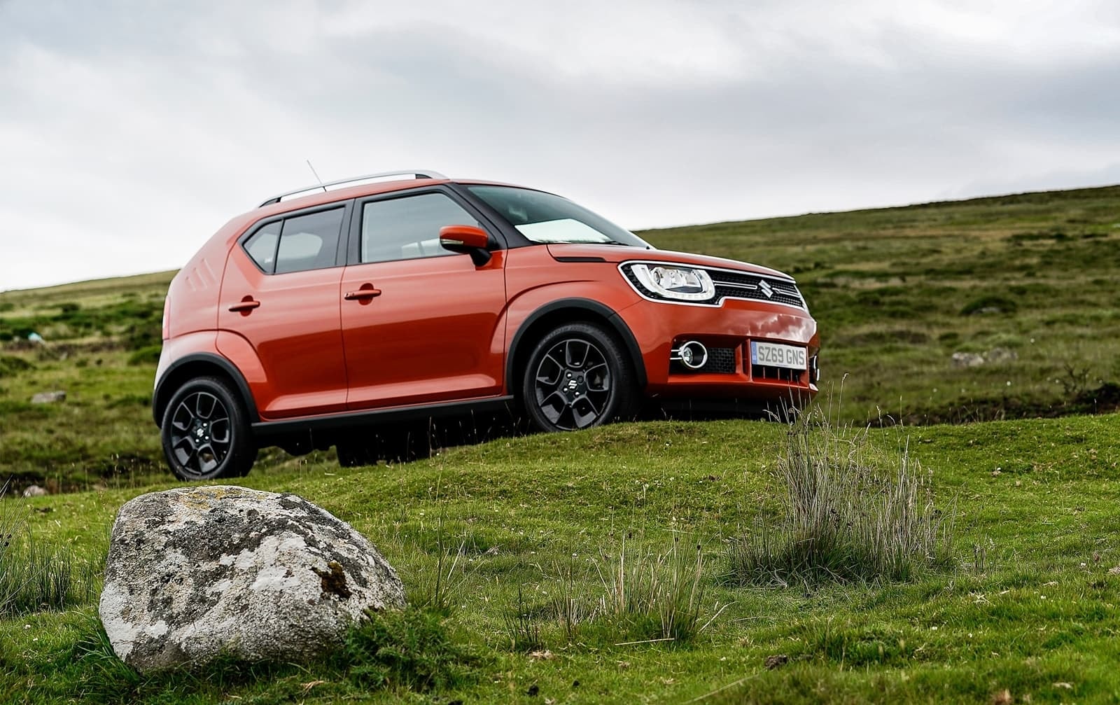 Ignis en ambiente natural, resaltando su carácter aventurero lateralmente.