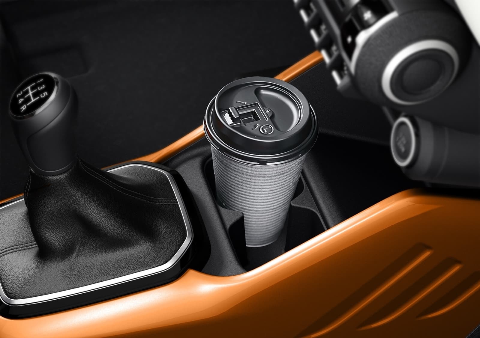 Visión del portabotellas trasero del Suzuki Ignis, práctico para pasajeros.