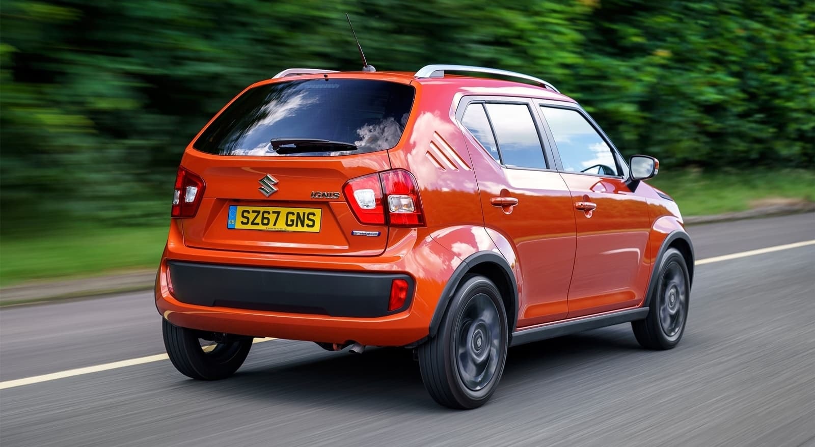 Vista dinámica del Suzuki Ignis en acción, mostrando su trasera y lateral.