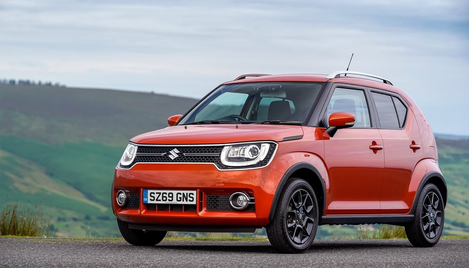 Imagen estática del Suzuki Ignis mostrando su diseño frontal y lateral.
