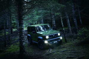 Jimny PRO superando terreno boscoso con aptitud 4x4. Jimny PRO superando terreno boscoso con aptitud 4x4.