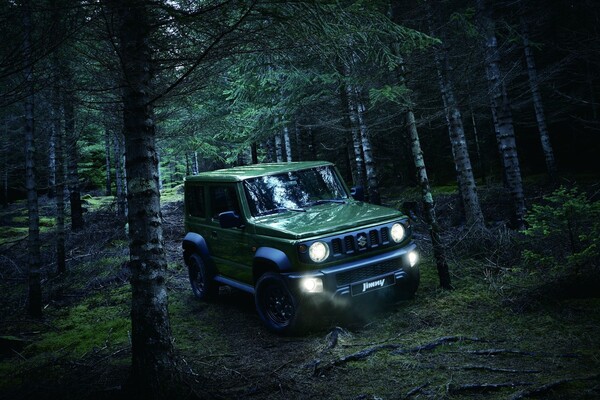 Jimny PRO superando terreno boscoso con aptitud 4x4.