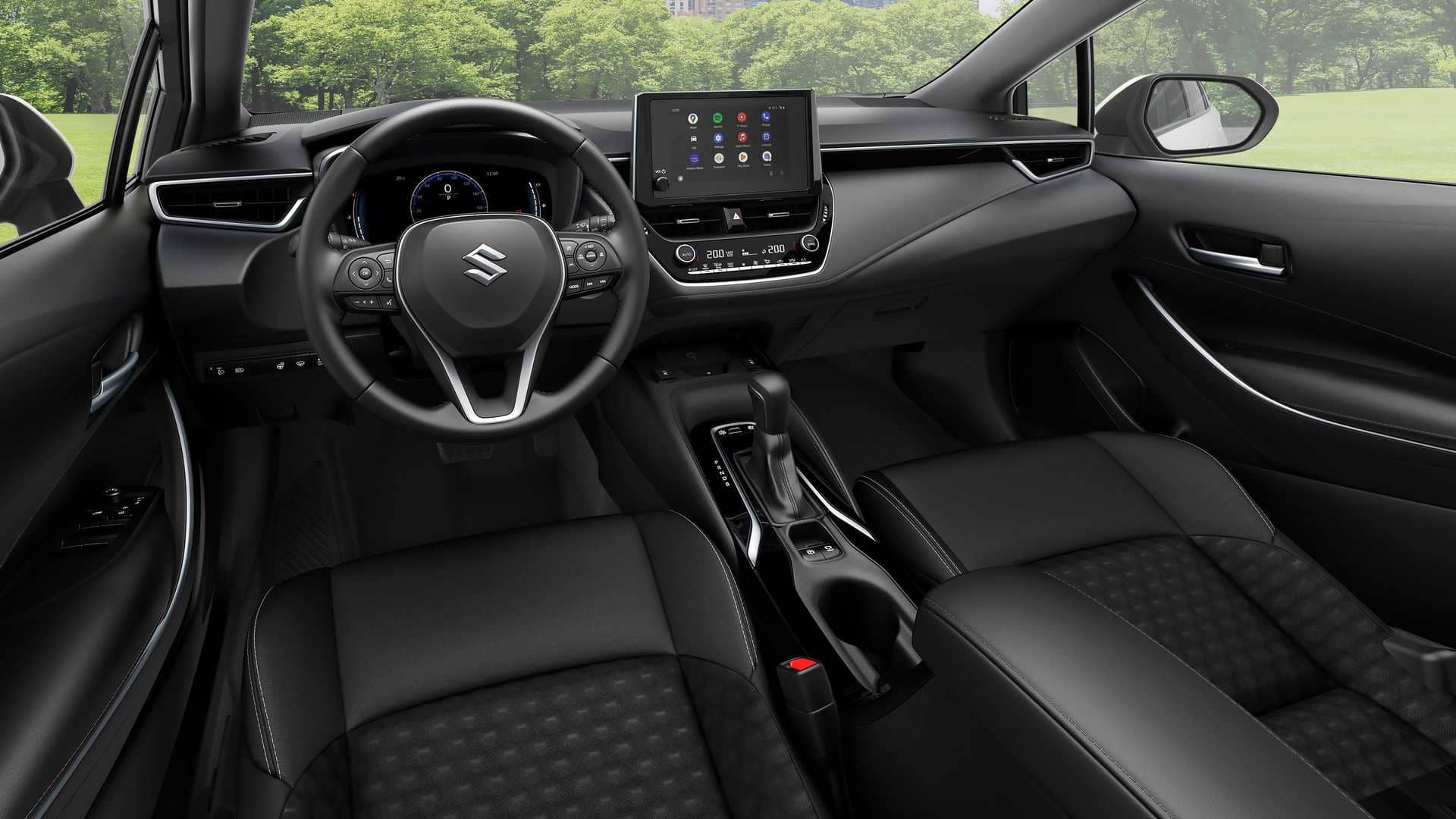 Visión general de la cabina del Suzuki Swace SW híbrido, con enfoque en la disposición de asientos y confort interior.