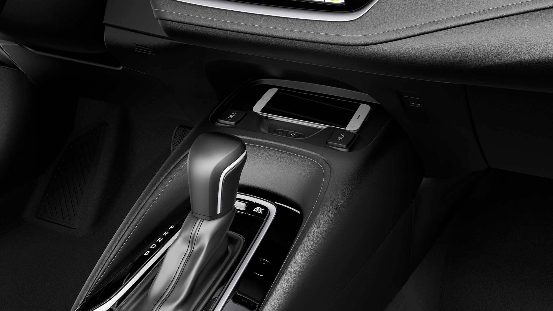 Detalle de la consola central del Suzuki Swace SW híbrido, que muestra la palanca de cambios y controles.