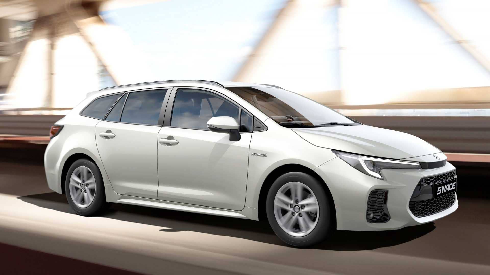 Lateral delantero del Suzuki Swace SW híbrido cruzando un puente, con una dinámica línea de diseño.