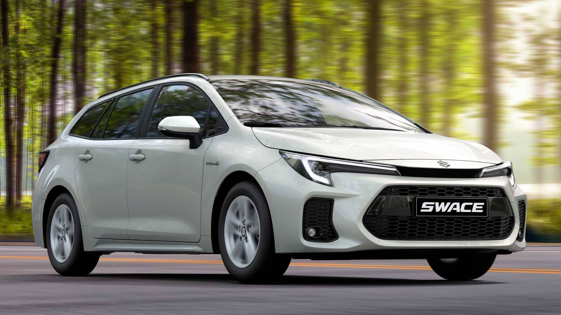 Perfil lateral del Suzuki Swace SW híbrido en tránsito, subrayando su diseño funcional y contemporáneo.