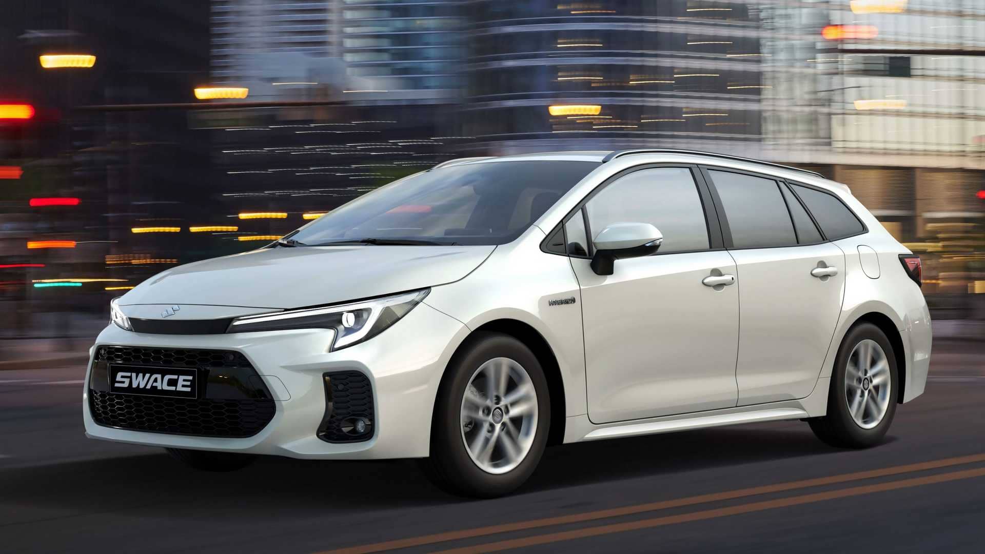 Lateral del Suzuki Swace SW híbrido en contexto urbano, resaltando la adaptabilidad del coche a la ciudad.