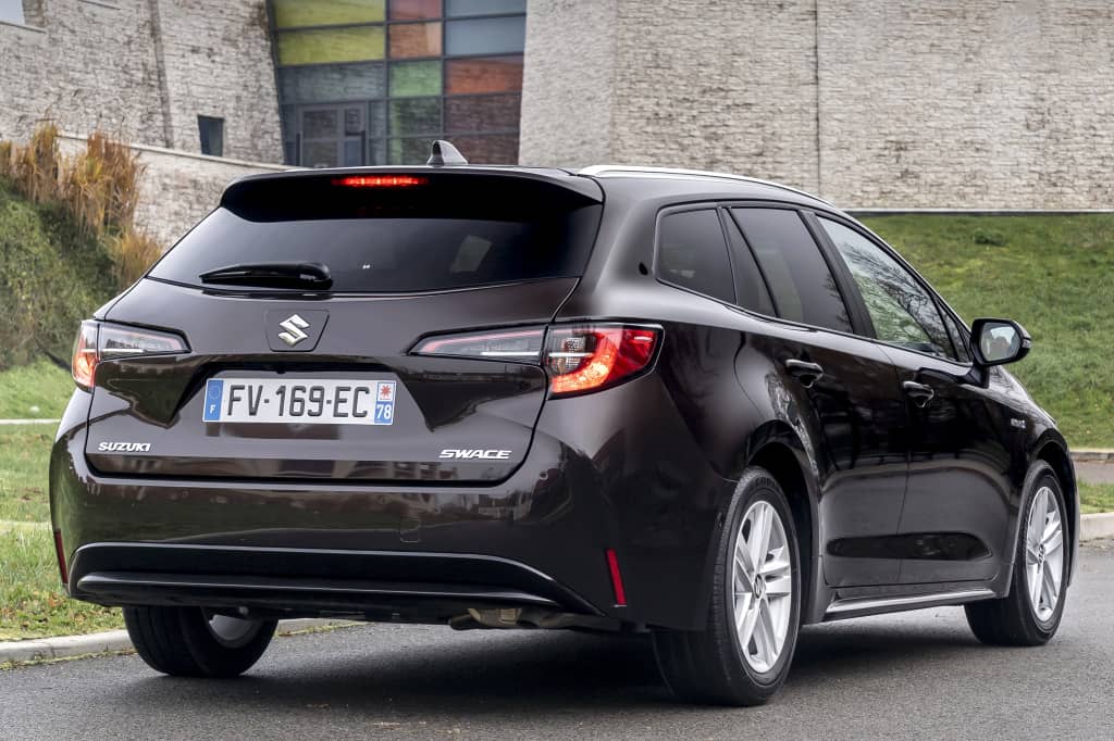 Imagen que muestra la perspectiva trasera y lateral del Suzuki Swace SW híbrido, con énfasis en la línea de diseño del maletero.