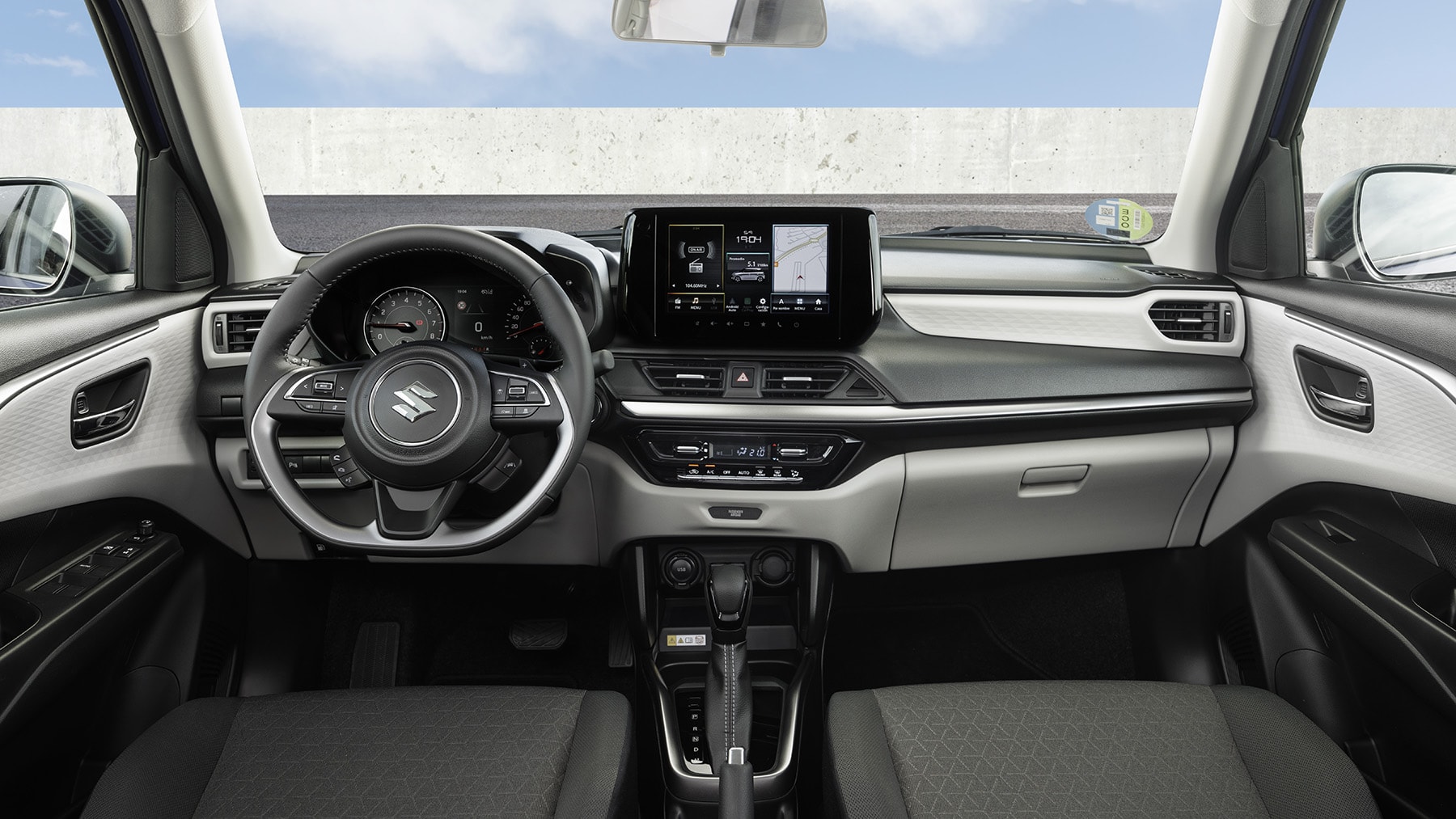 Habitáculo del Suzuki Swift, con enfoque en el diseño y ergonomía