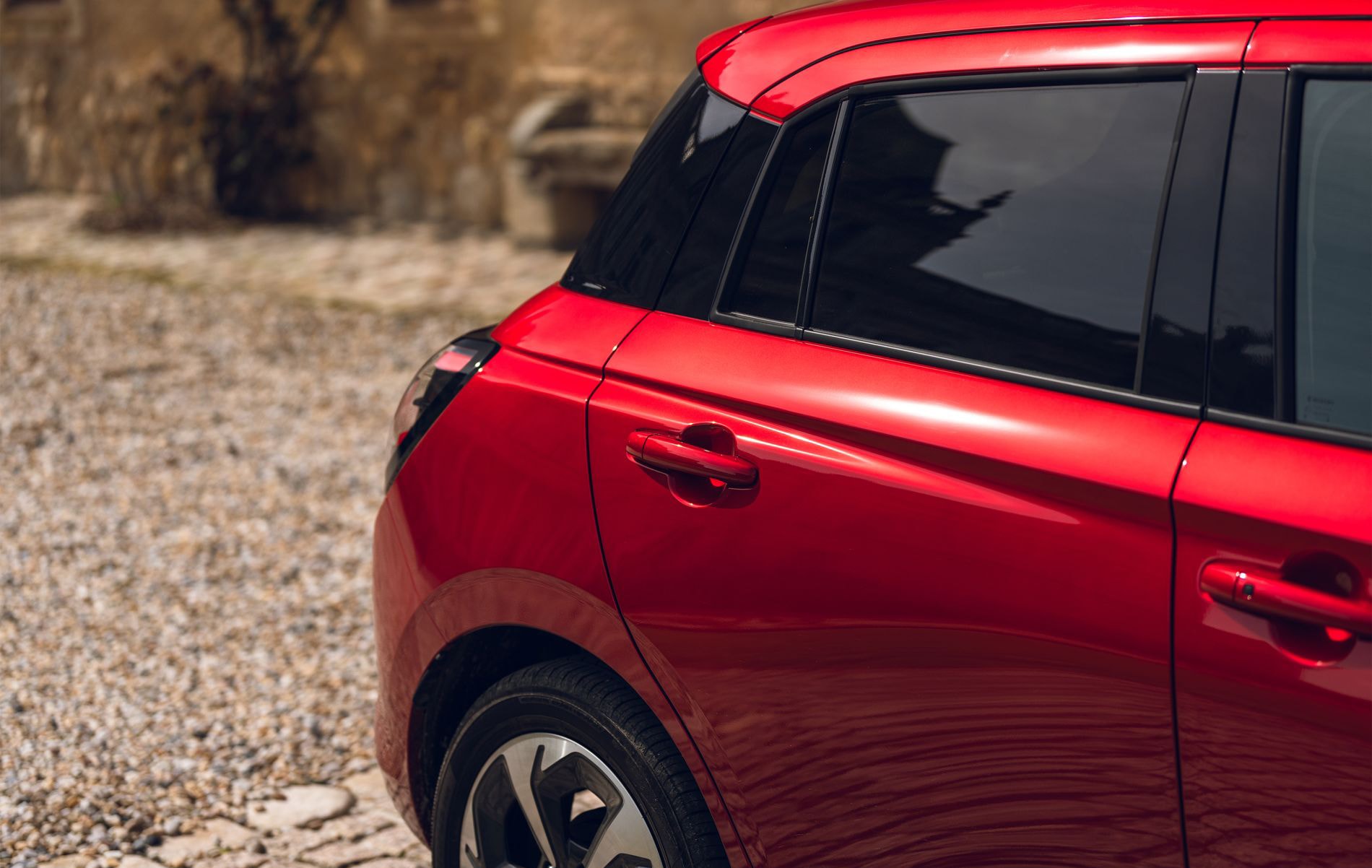 Vista lateral del nuevo Suzuki Swift azul, refleja su agilidad y estilo