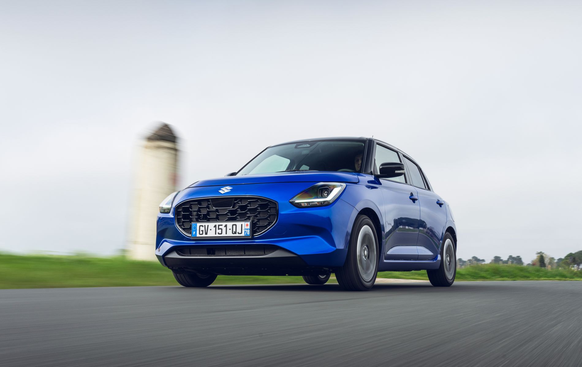 Frontal del Suzuki Swift azul, destaca su parrilla y ópticas