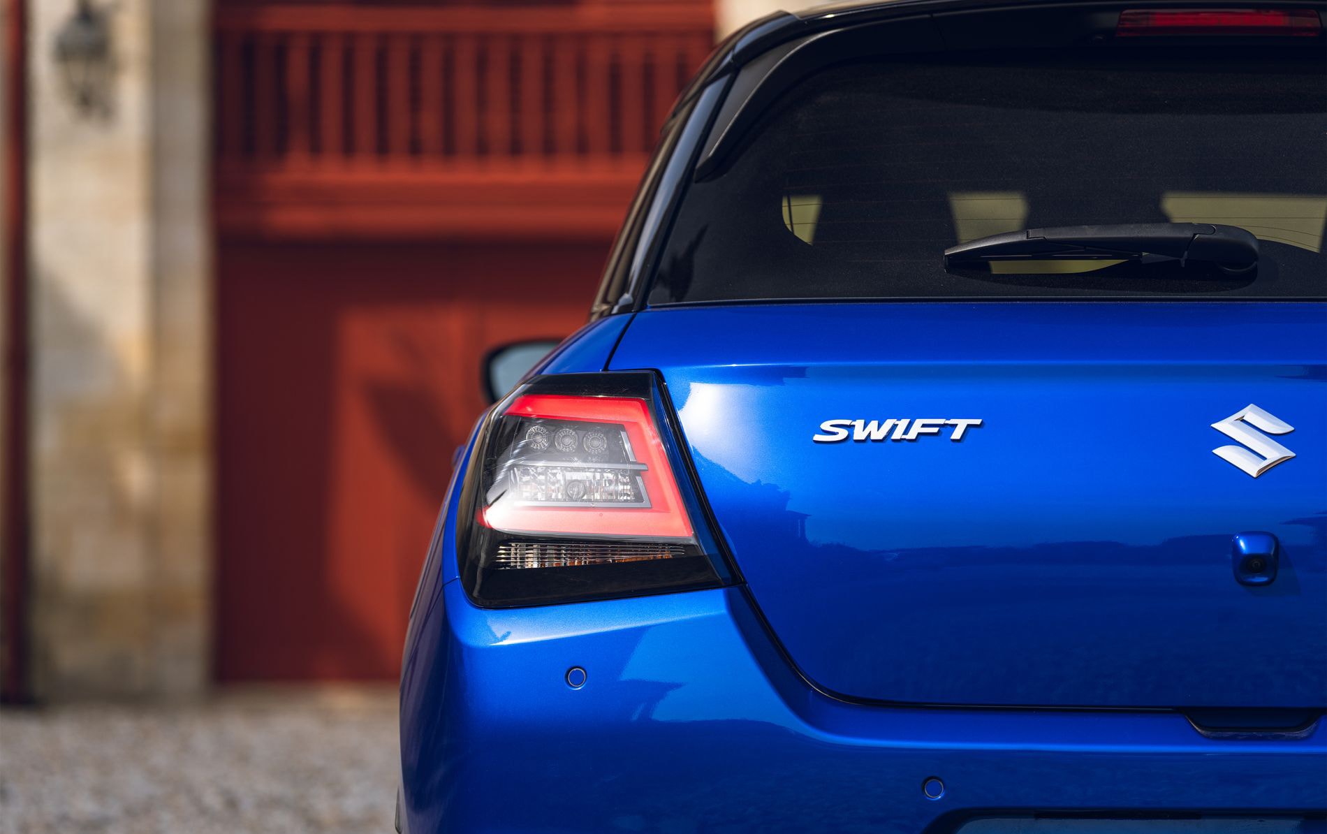 Suzuki Swift en movimiento, mostrando su dinamismo en la carretera