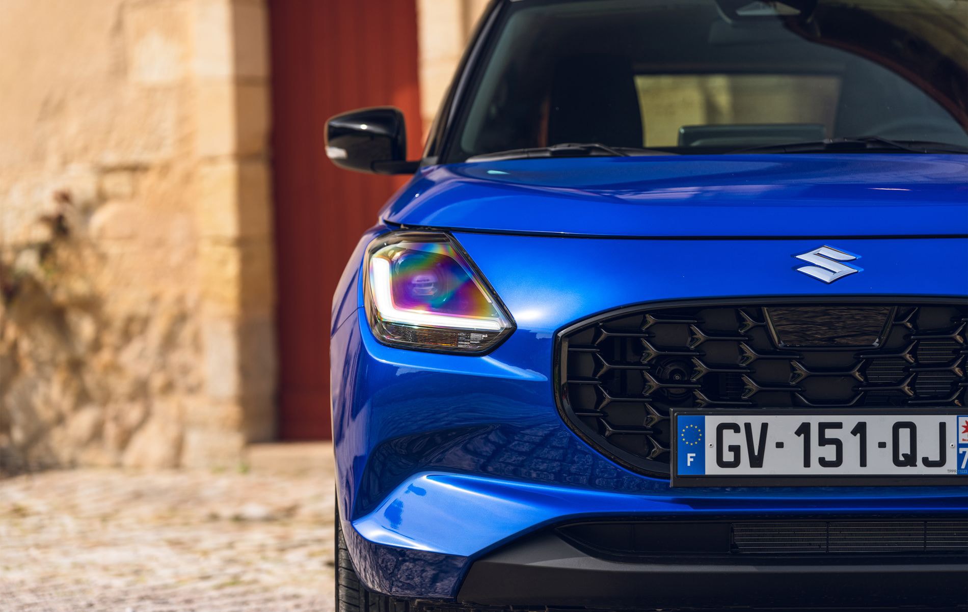 Vista trasera del Suzuki Swift azul, resalta su diseño moderno