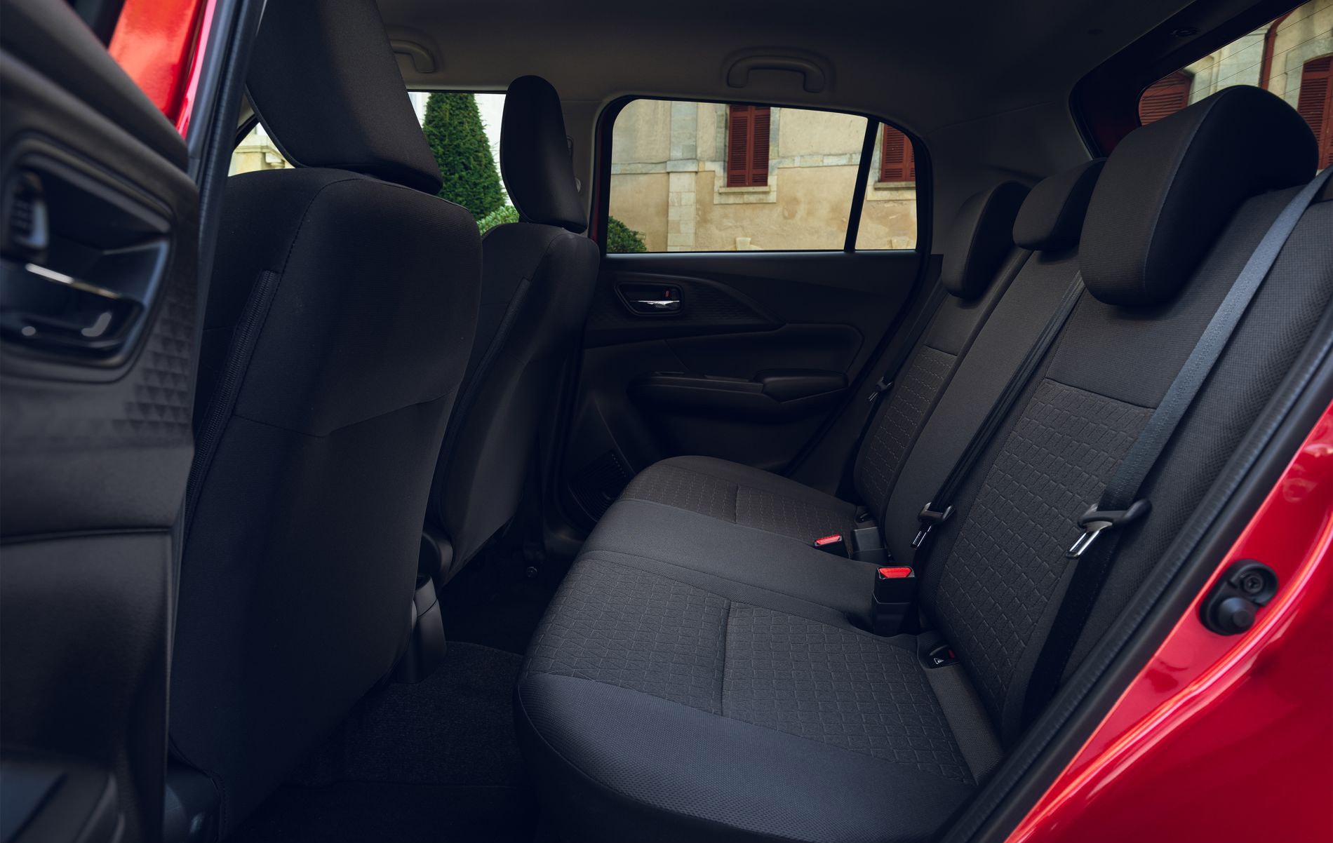 Primer plano del frontal del Suzuki Swift azul, resaltando sus detalles