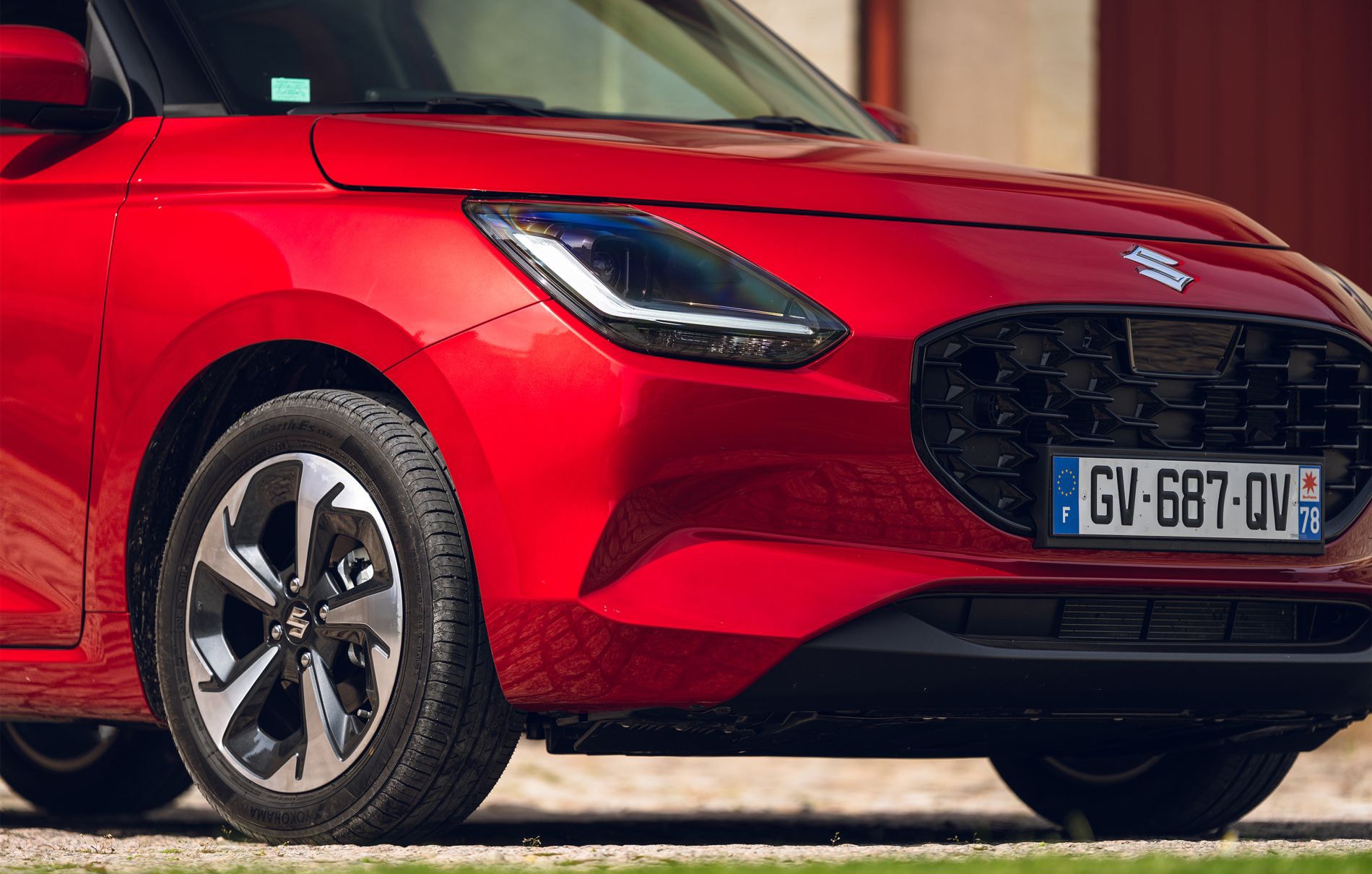 Vista interior de los asientos traseros, con un diseño ergonómico y confort