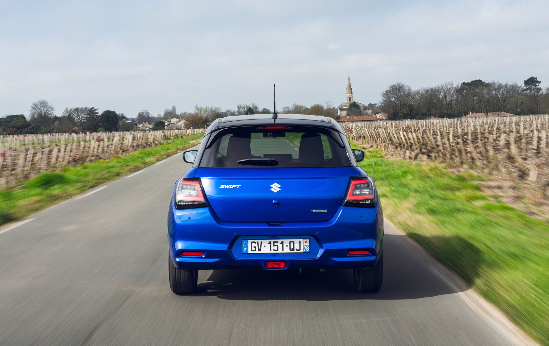 Frontal del Suzuki Swift azul, resaltando sus líneas deportivas.