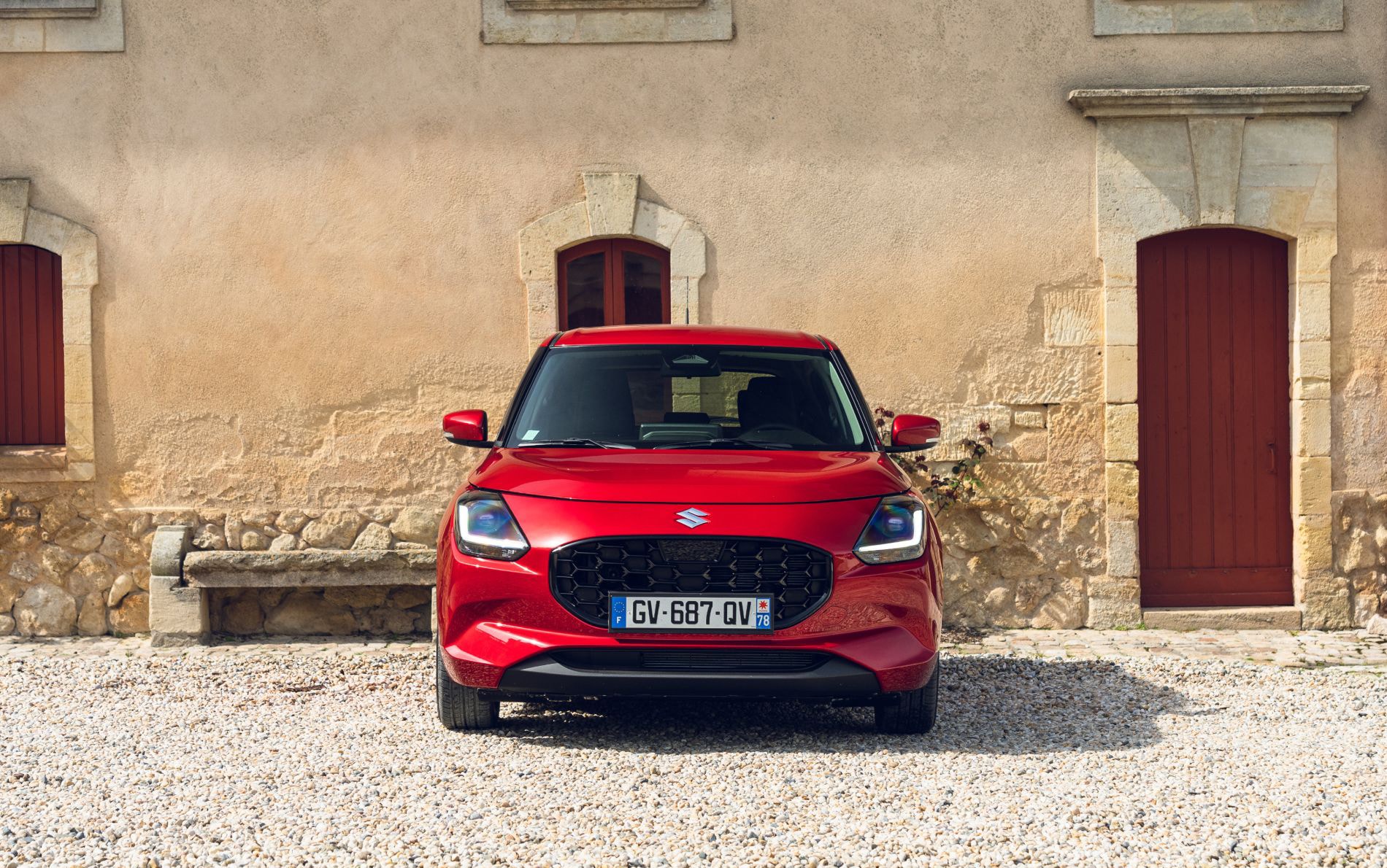 Perspectiva superior del Suzuki Swift azul, mostrando su moderno diseño.