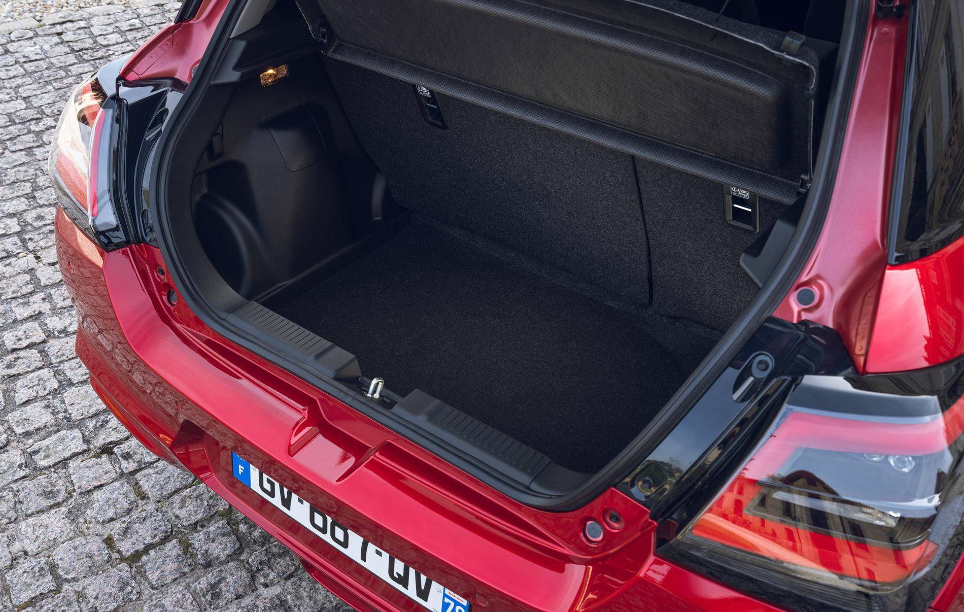 Vista trasera del Suzuki Swift azul, con un enfoque en su diseño contemporáneo.