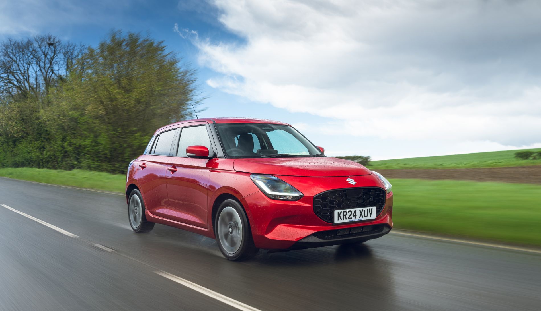 Captura dinámica del Suzuki Swift en movimiento, mostrando su agilidad.