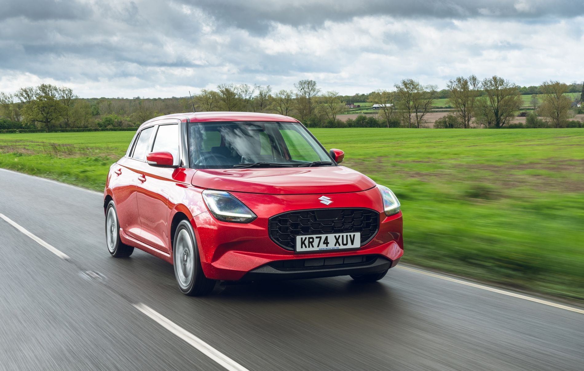 Primer plano del frontal del Suzuki Swift, destacando su elegante diseño.