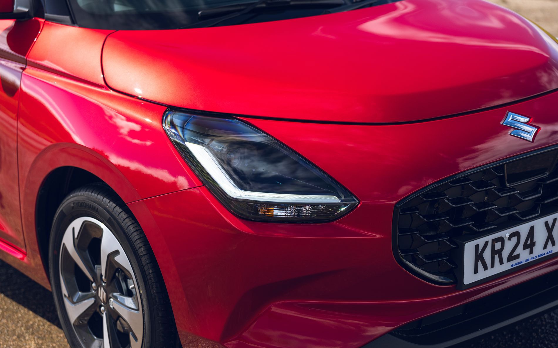 Frontal del Suzuki Swift mostrando su diseño moderno y atractivo.