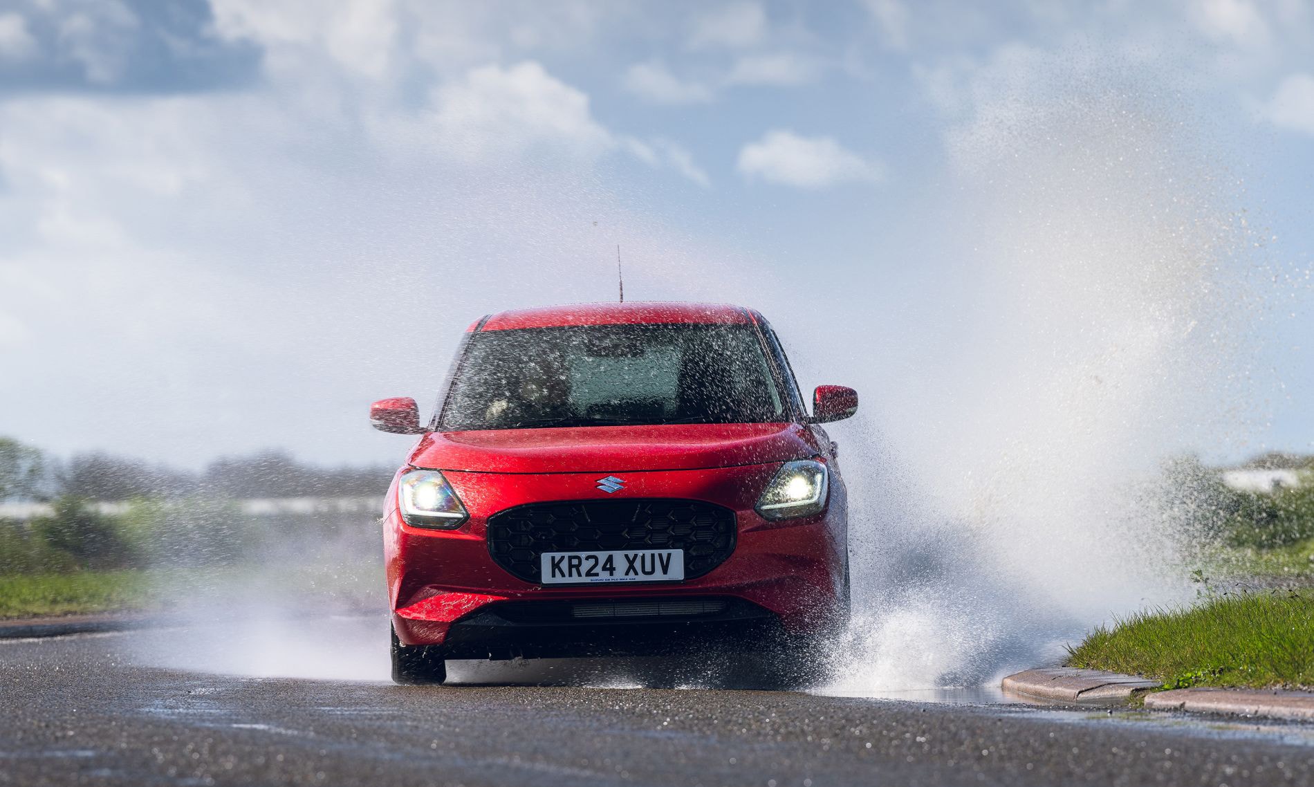 Primer plano del frontal del Suzuki Swift, destacando su diseño moderno.