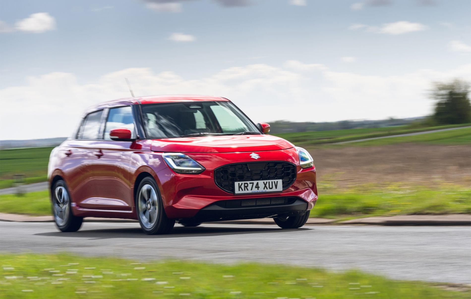 El Suzuki Swift en acción sobre el agua, mostrando su agilidad y rendimiento.