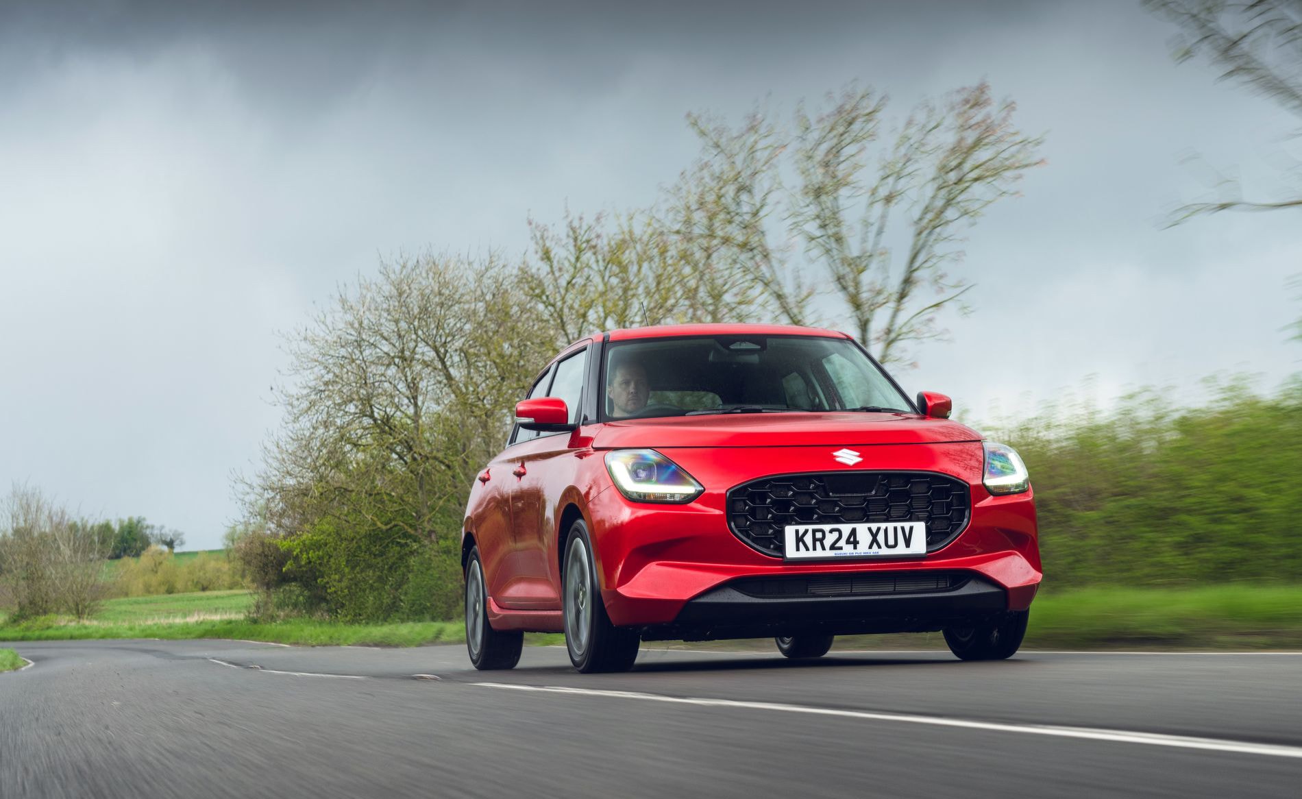 El Suzuki Swift avanzando con fuerza, mostrando su diseño atractivo.