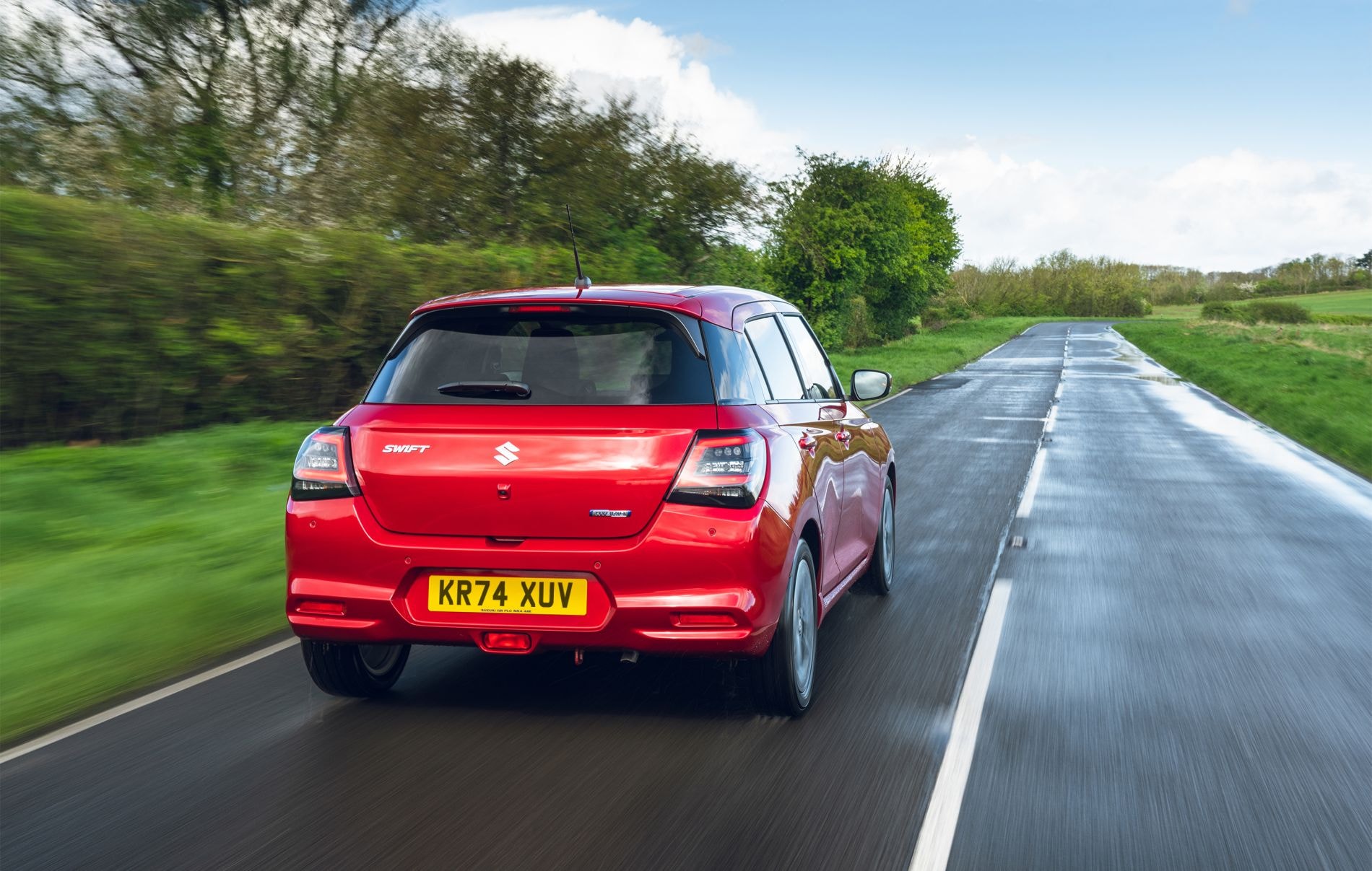 Vista frontal del Suzuki Swift, elegante y aerodinámico.