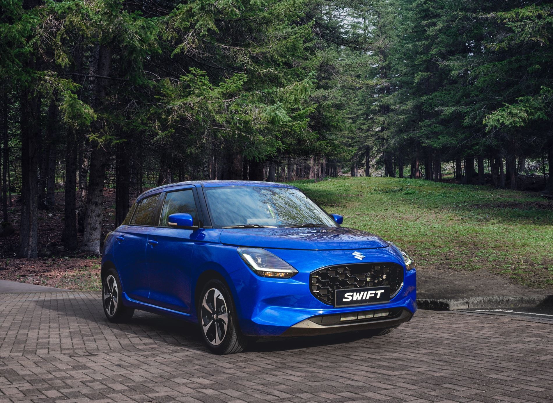 Elegante vista frontal del Suzuki Swift, que muestra su identidad.