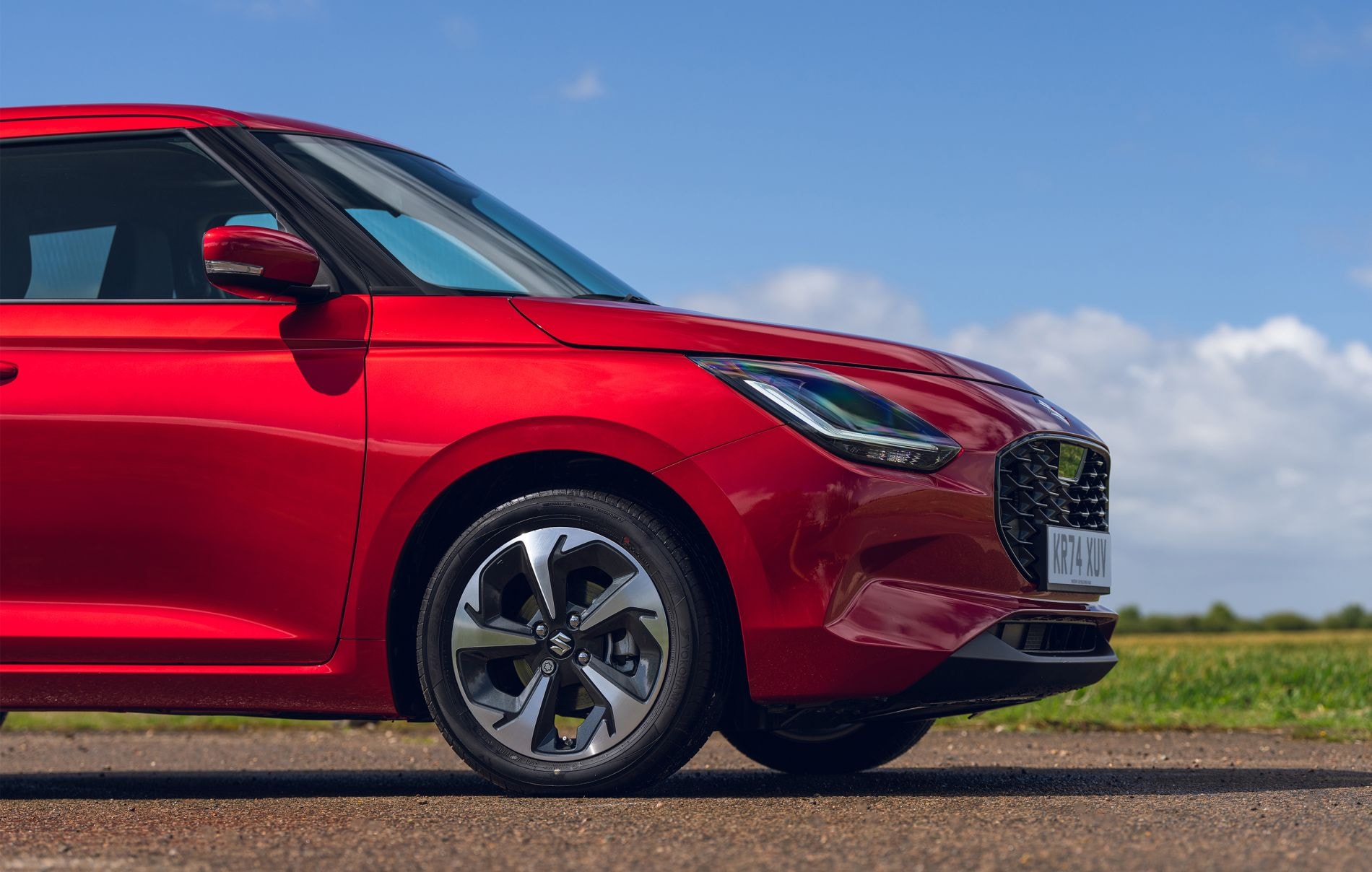 Detalle del frontal del Suzuki Swift, destacando la parrilla y faros.