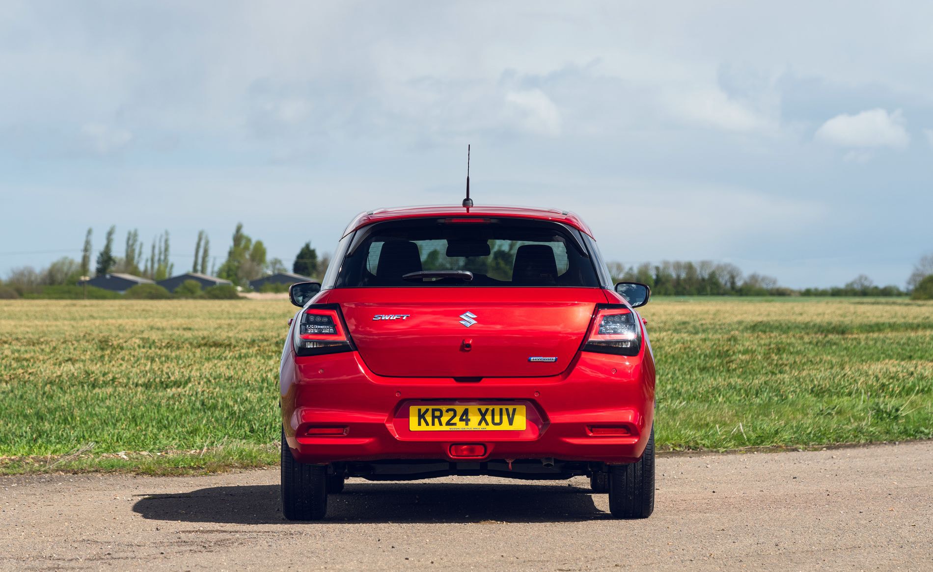 Vista frontal del Suzuki Swift, destacando su diseño moderno y elegante.