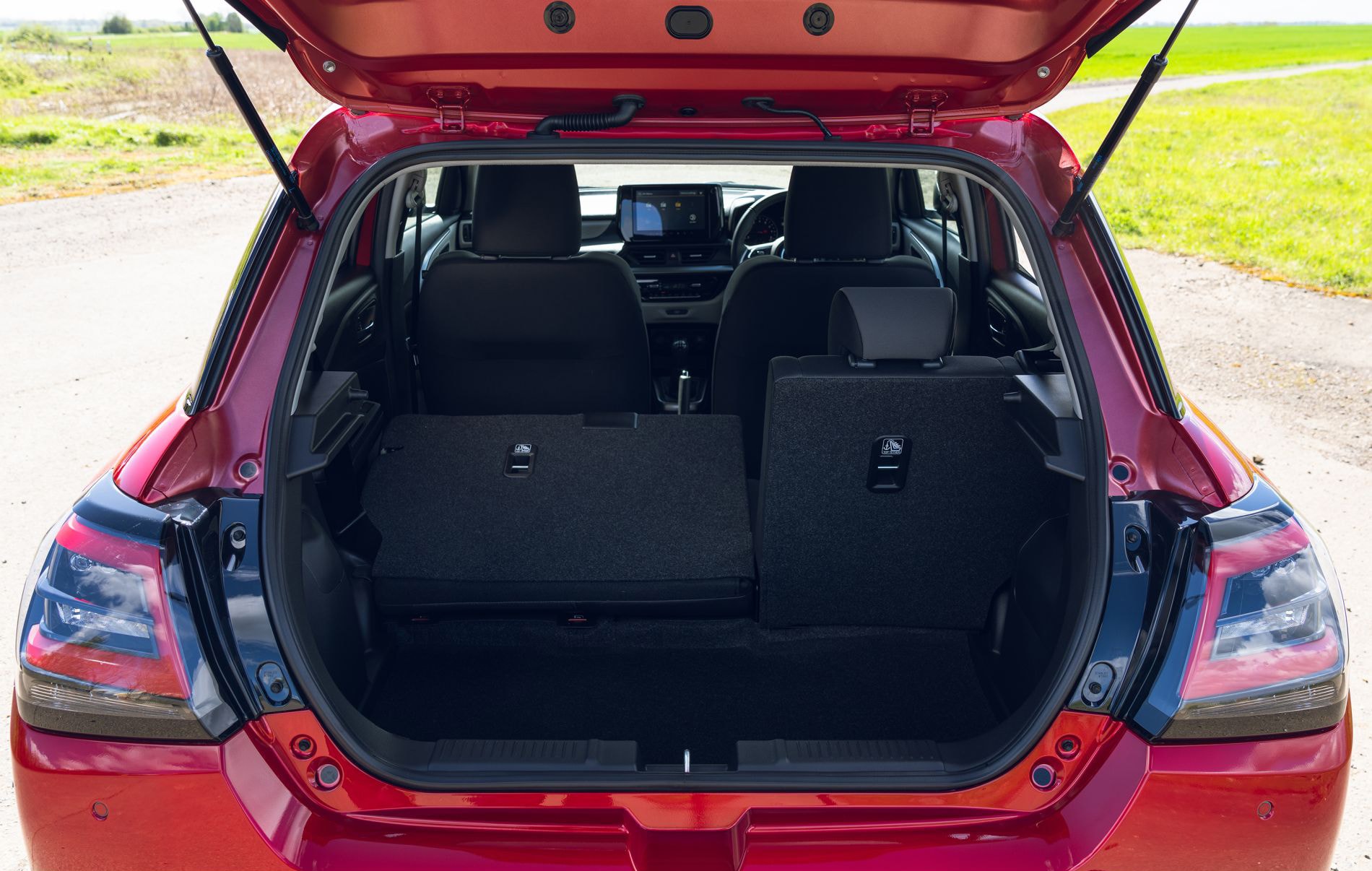 Vista frontal del tablero con múltiples información del vehículo.