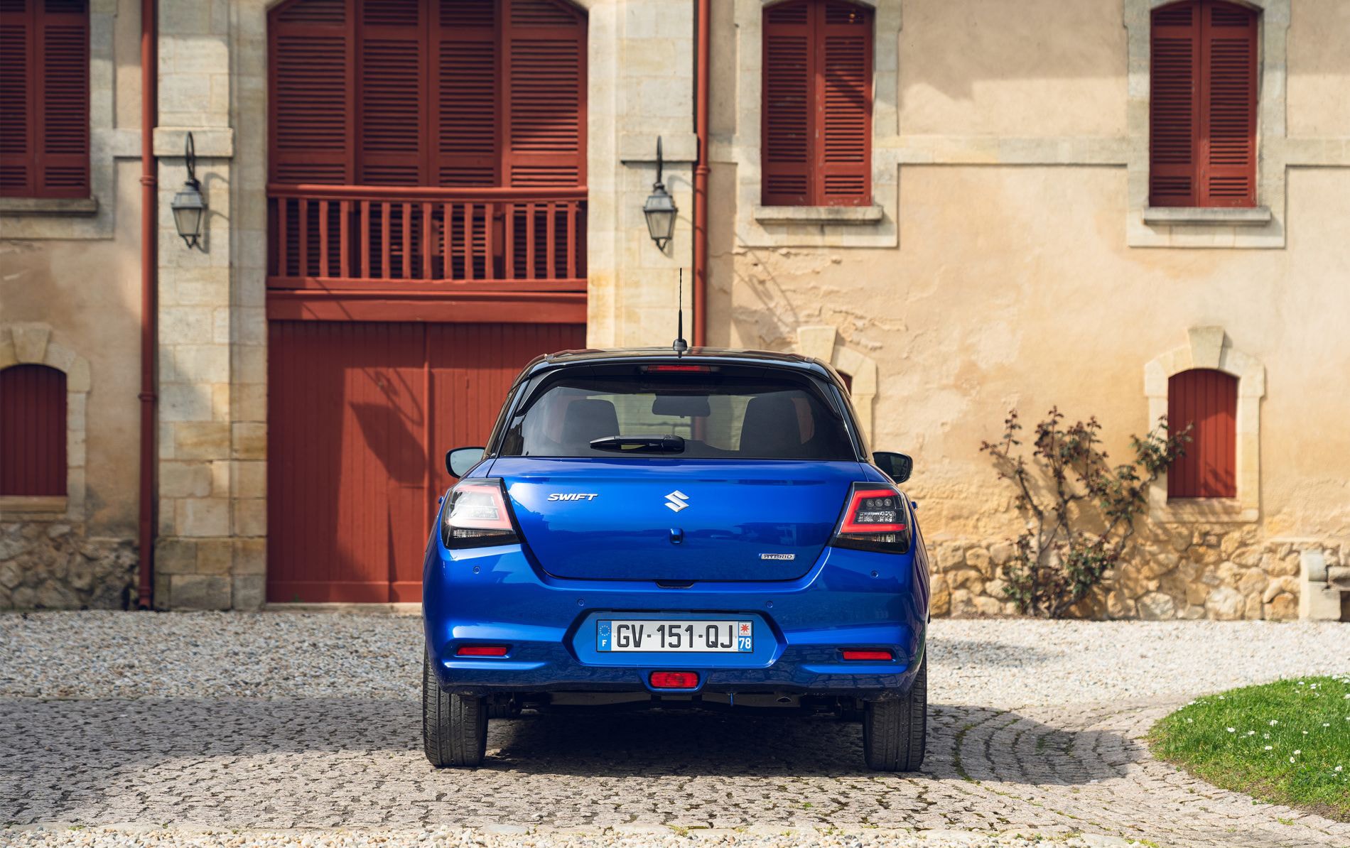 Tablero detallado del Suzuki Swift, con pantallas informativas.