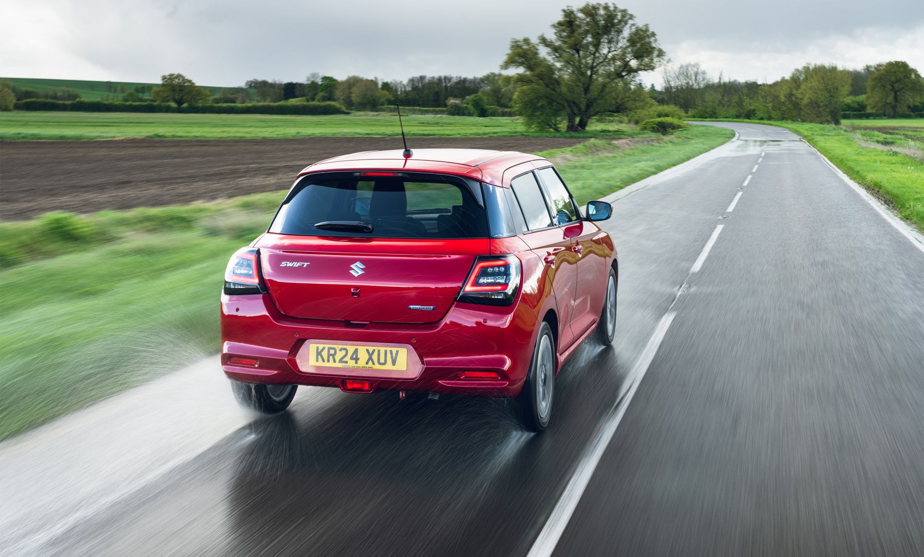 Perfil lateral del Suzuki Swift, enfatizando su aerodinámica y estilo.