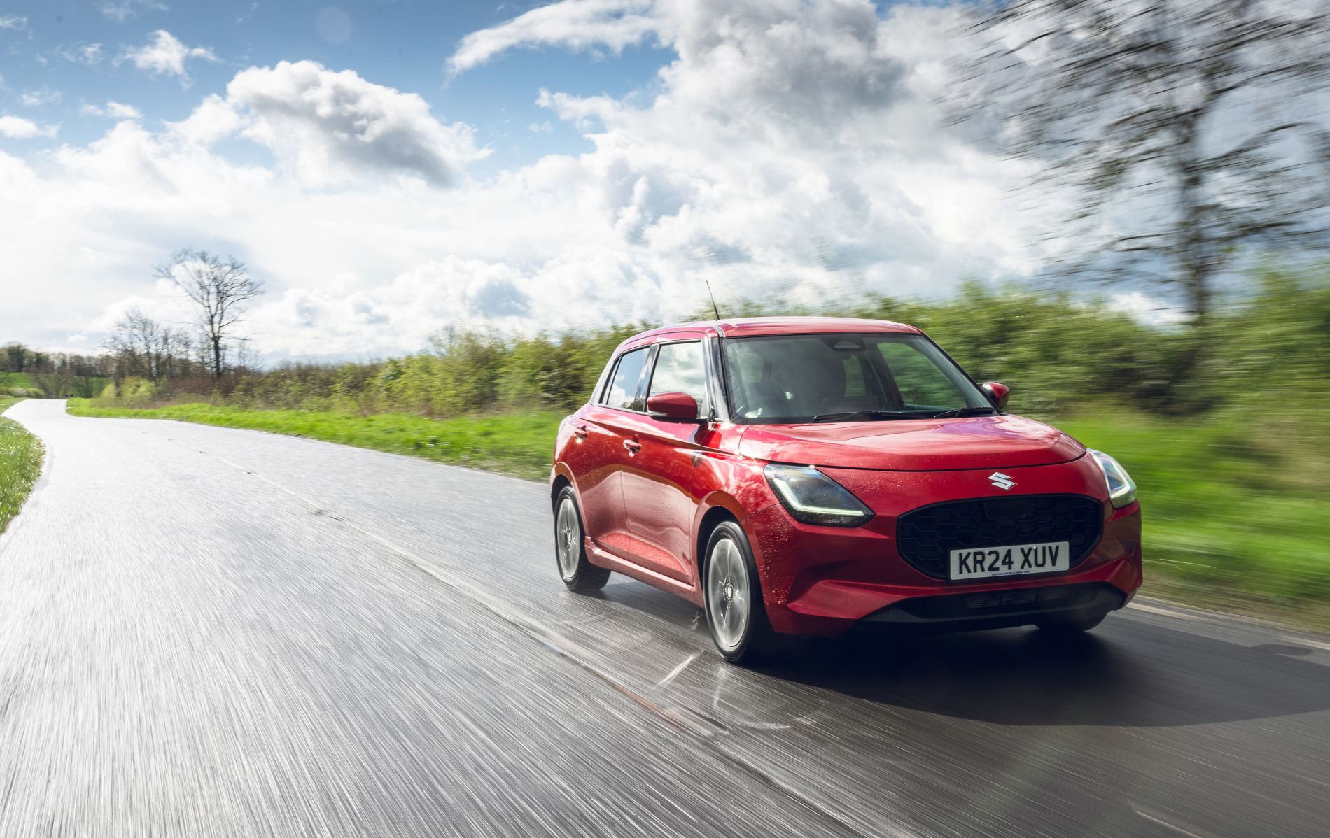 El SUV Suzuki Swift avanzando en un paisaje, capturando su espíritu aventurero.